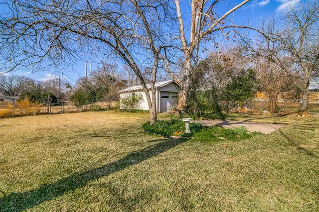 a view of yard with green space