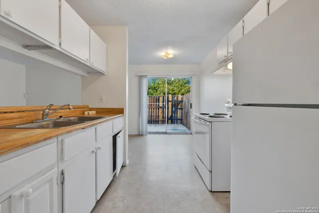 $1,000 | 5221 Meadow Field, Unit 3, San Antonio, TX 78250