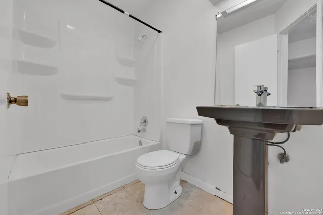 $1,000 | 5221 Meadow Field, Unit 3, San Antonio, TX 78250