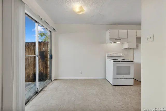 $1,000 | 5221 Meadow Field, Unit 3, San Antonio, TX 78250