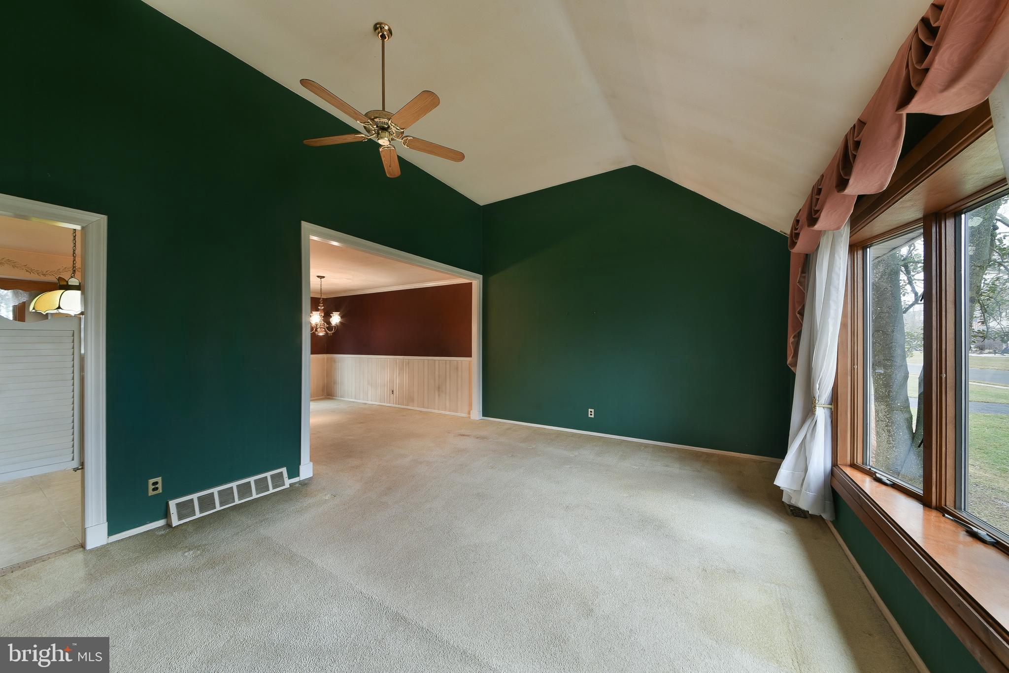 982 Mueller Road Warminster, PA 18974 - Photo 10 of 33 Living Room