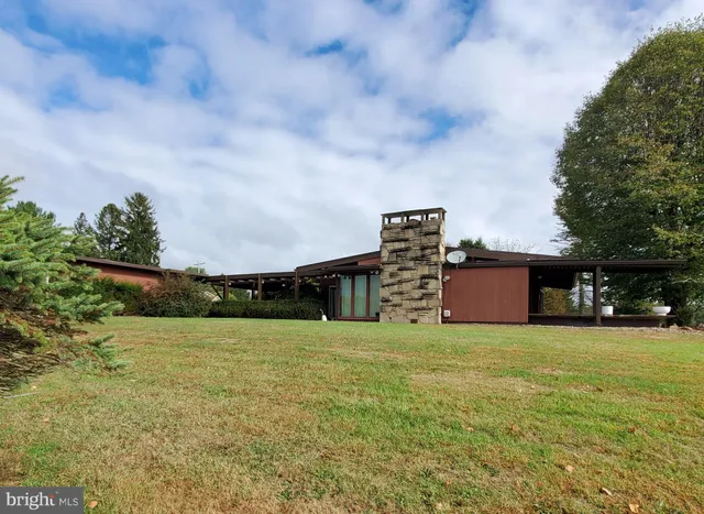 a view of a backyard