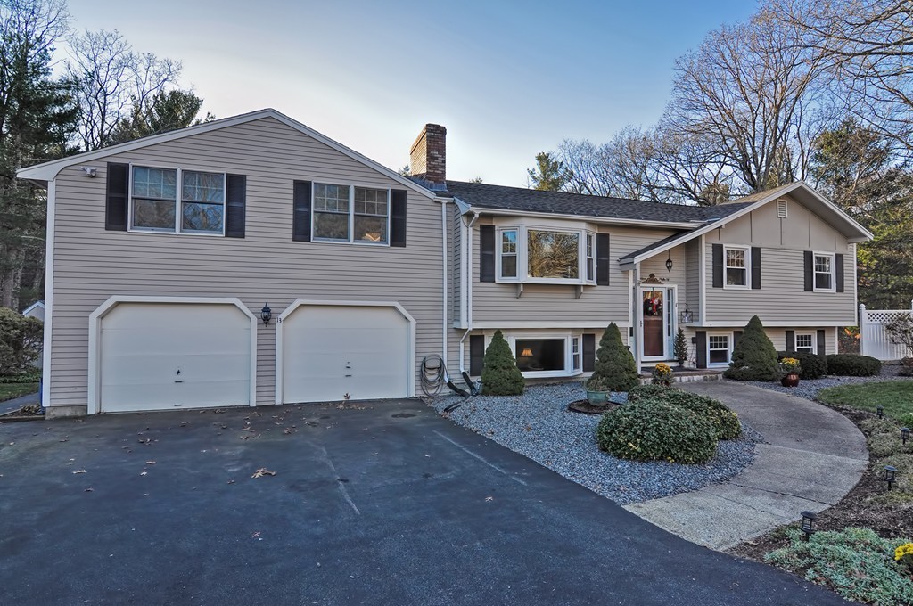 a view of a yard in front of a house