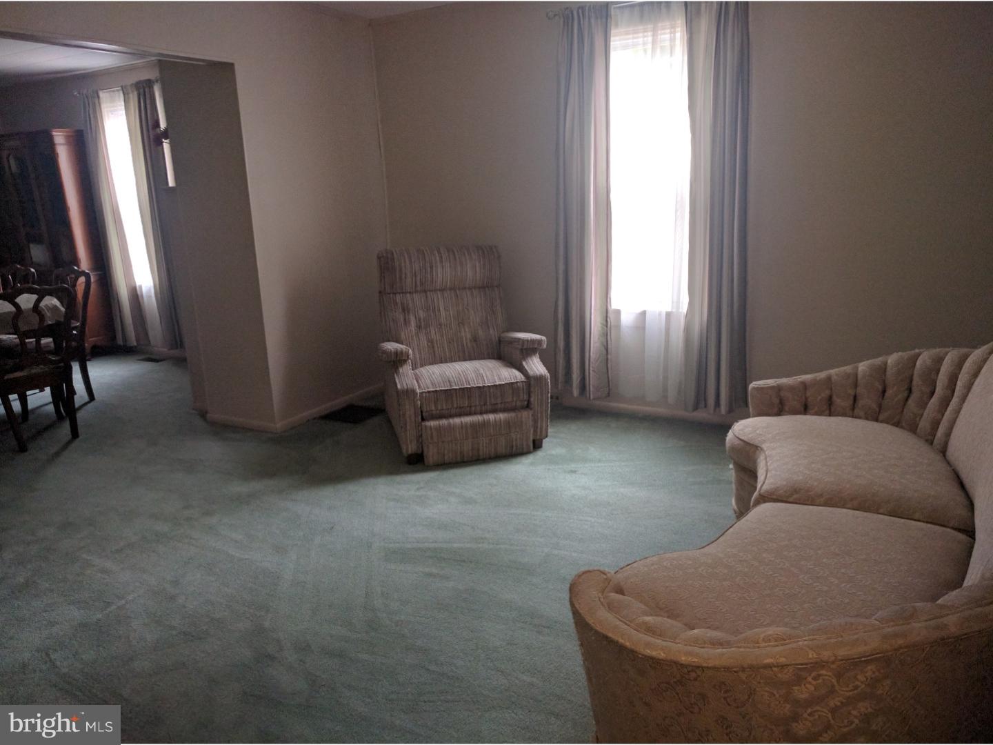 642 Convent Road Aston, PA 19014 - Photo 10 of 25 Living Room