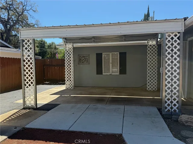 a view of entryway with a front door