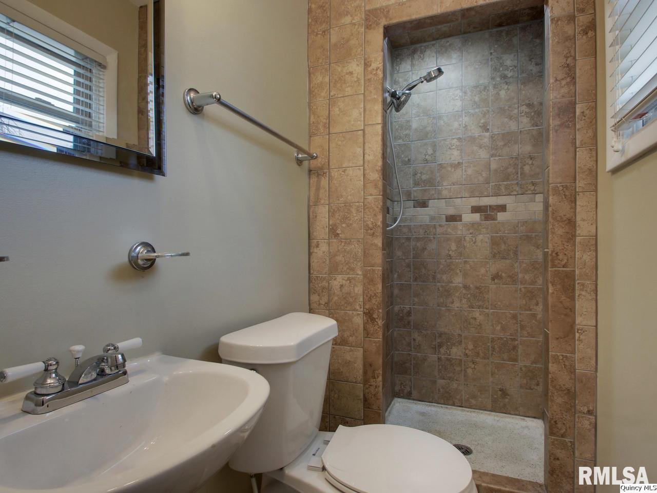 2316 Hill Road Quincy, IL 62305 - Photo 17 of 25 Gallery Image 17