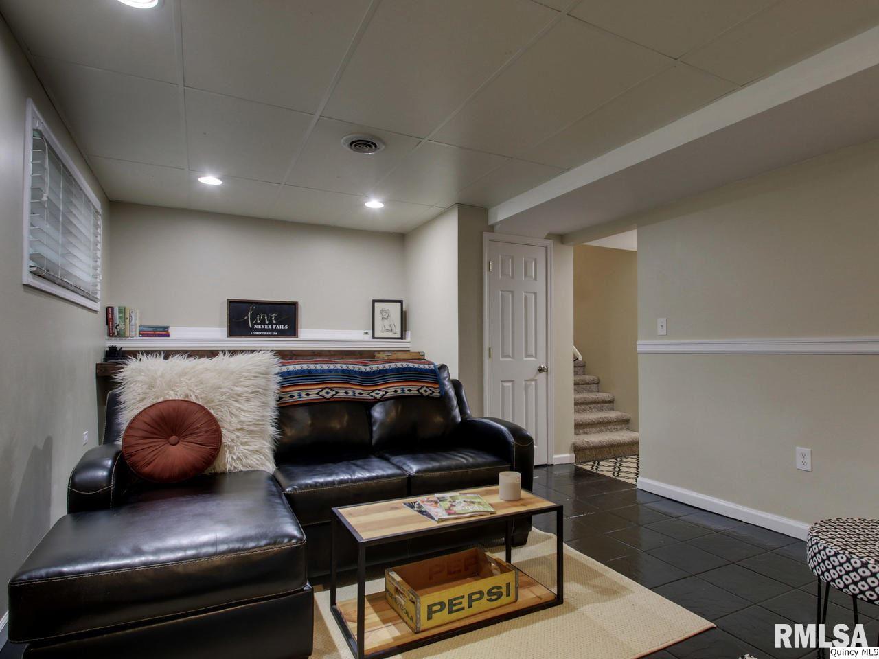 2316 Hill Road Quincy, IL 62305 - Photo 3 of 25 Gallery Image 3