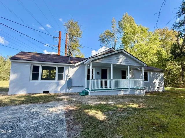 a front view of house with yard