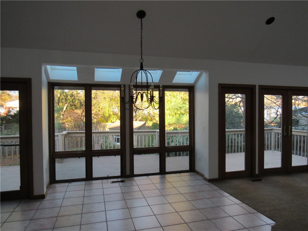 93 Elena Street Cranston, RI 02920 - Photo 6 of 40 Dining area