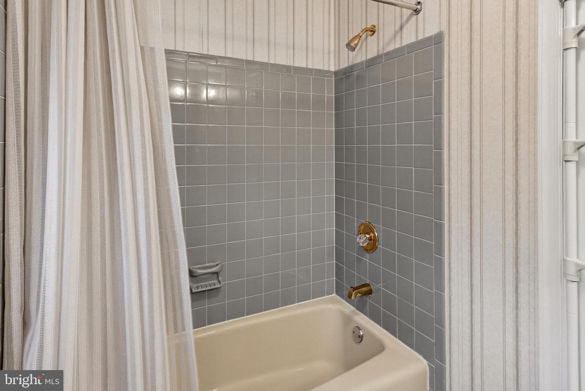 1805 Roxboro Place Crofton, MD 21114 - Photo 30 of 43 Bathroom 2 Bathtub and Tub