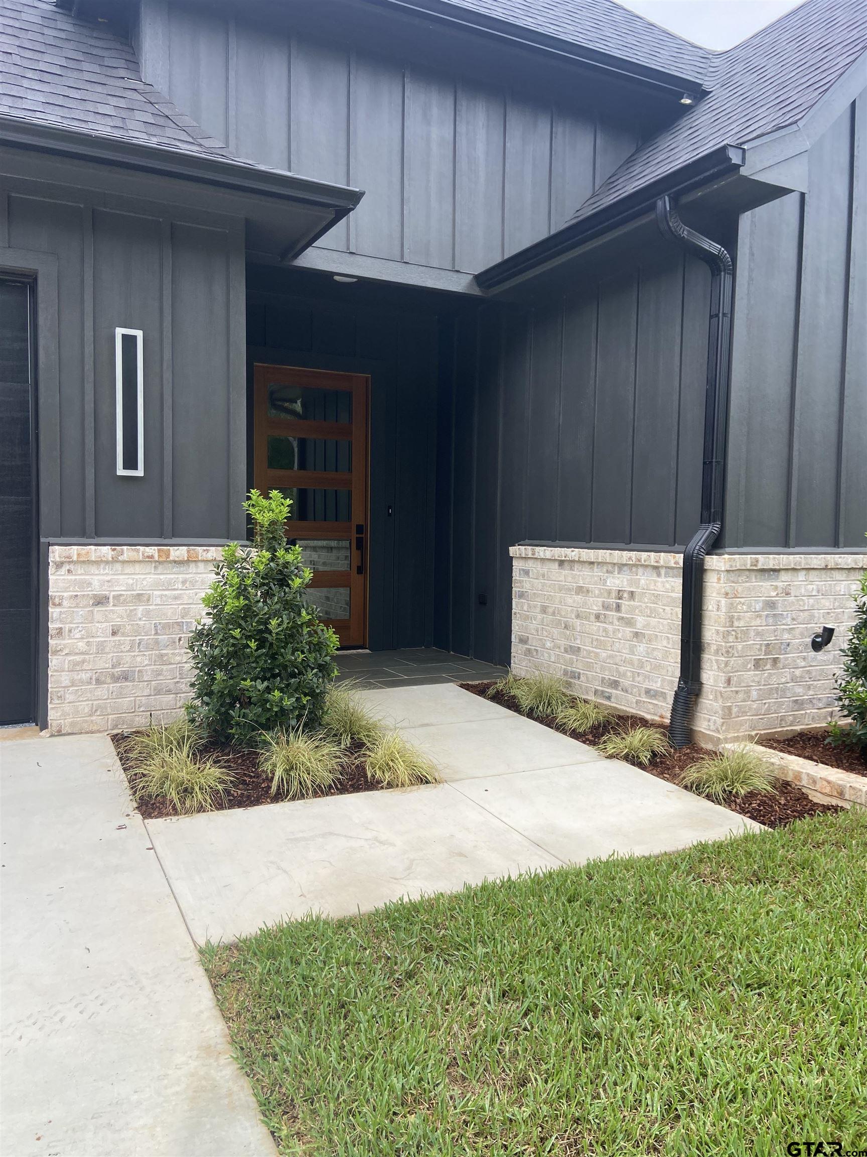 18690 Windjammer Place Flint, TX 75762 - Photo 4 of 47 a front view of a house