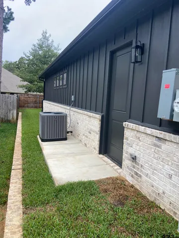 a view of a back yard