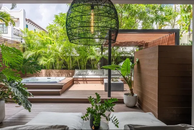 a view of a backyard