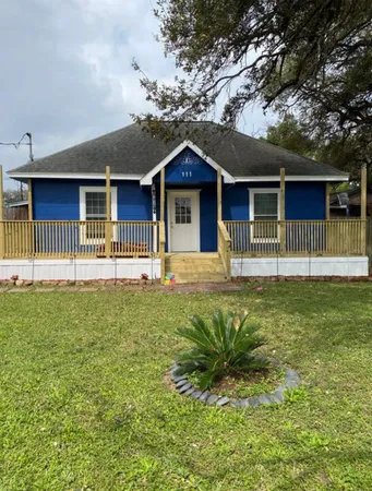 $1,800 | 111 East Southland Avenue, Alvin, TX 77511
