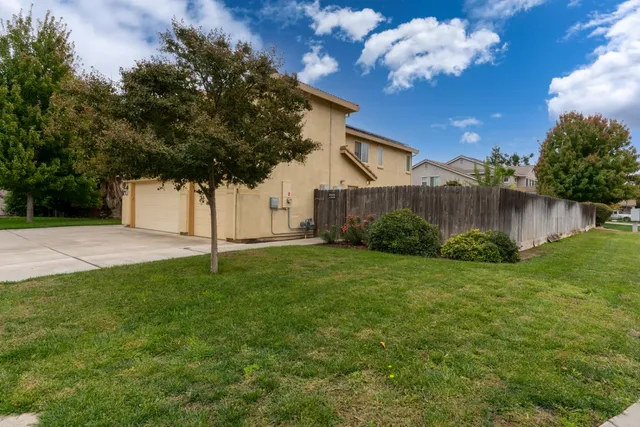 a view of a house with backyard and garden