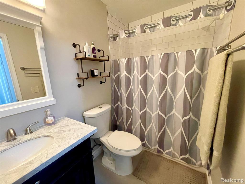 33765 Pondview Circle Livonia, MI 48152 - Photo 20 of 27