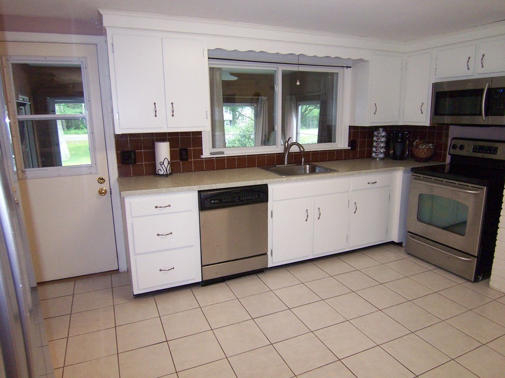 10 Hillcrest Road Hanson, MA 02341 - Photo 2 of 29 Gallery Image 2