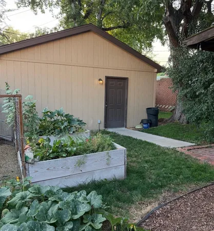 a view of a backyard