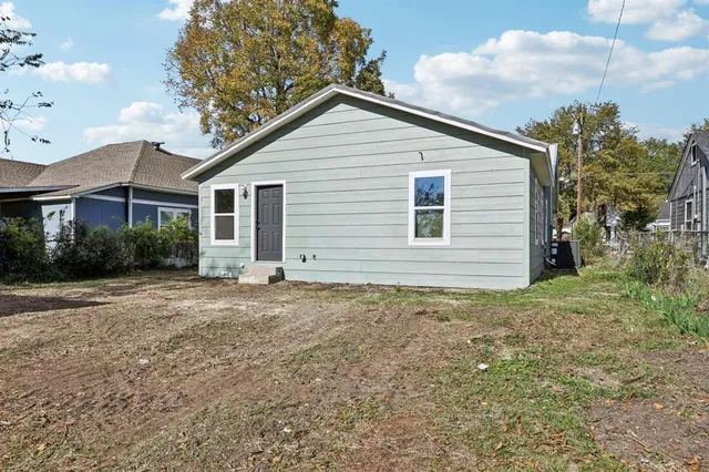 a view of a house with a yard and garage