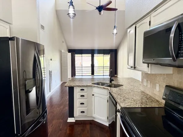 $1,500 | 178 April Point Drive North, Montgomery, TX 77356
