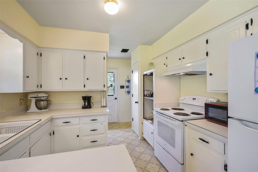1113 West Will White Road Kemp, TX 75143 - Photo 6 of 22 a kitchen with cabinets and appliances