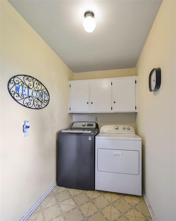 1113 West Will White Road Kemp, TX 75143 - Photo 7 of 22 a utility room with dryer and washer