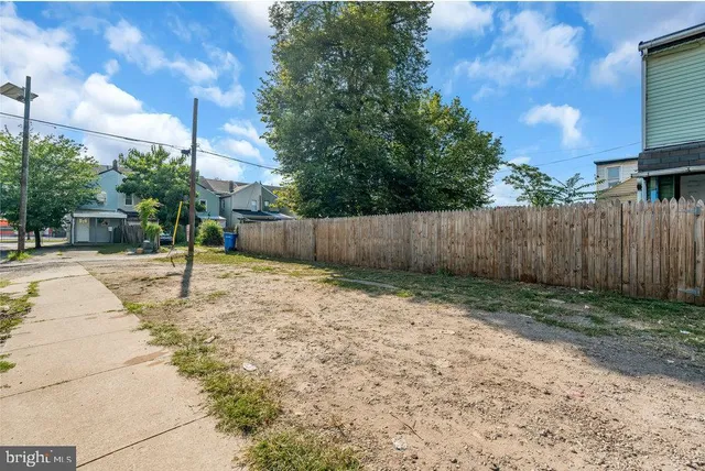 a view of a backyard with tree