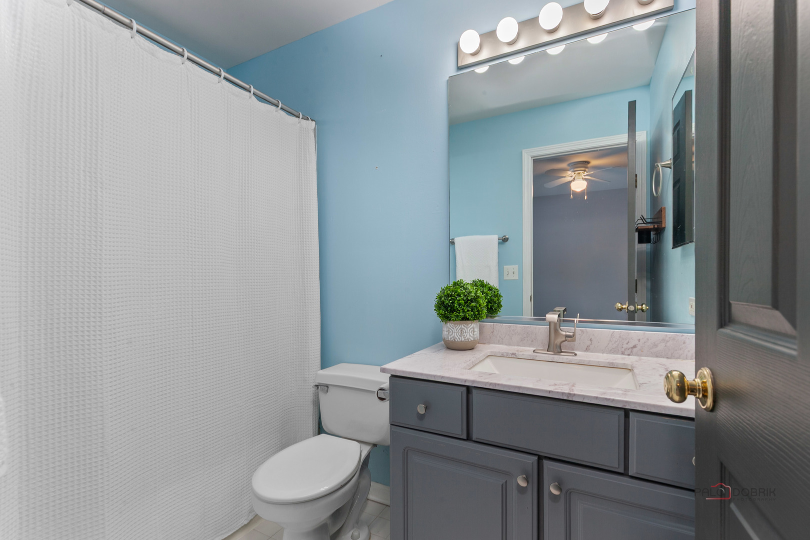 597 Treetop Lane Gurnee, IL 60031 - Photo 22 of 34 a bathroom with a toilet a sink and mirror