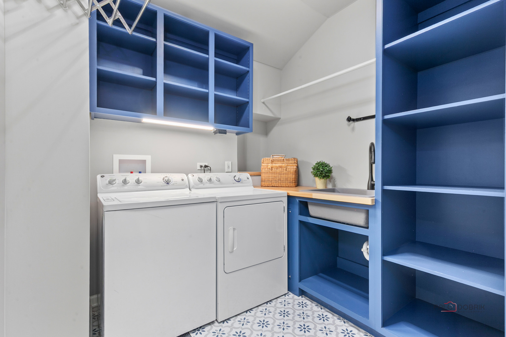 597 Treetop Lane Gurnee, IL 60031 - Photo 23 of 34 a utility room with cabinets