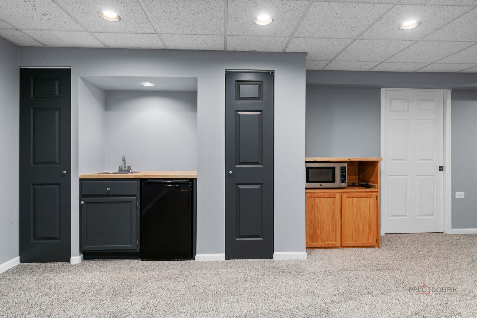 597 Treetop Lane Gurnee, IL 60031 - Photo 27 of 34 a view of a hallway with wooden floor