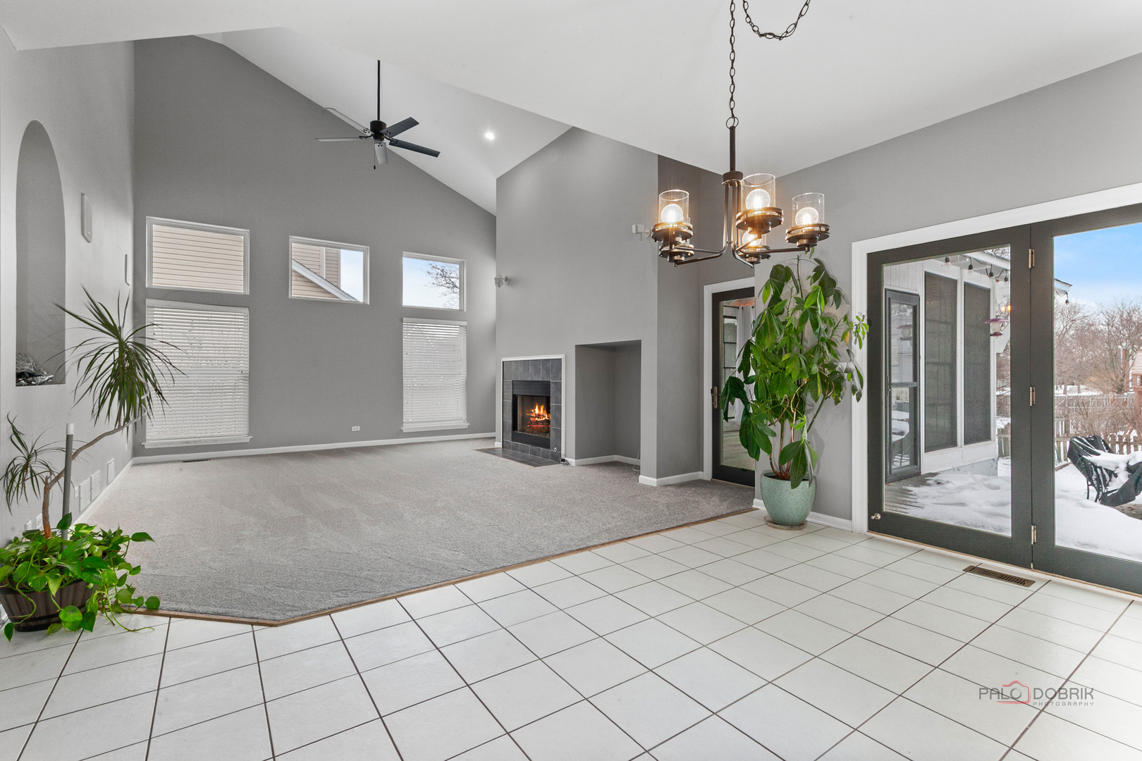 597 Treetop Lane Gurnee, IL 60031 - Photo 9 of 34 a view of a livingroom with a potted plant