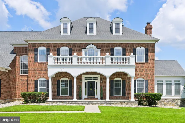 a view of entryway livingroom and hall