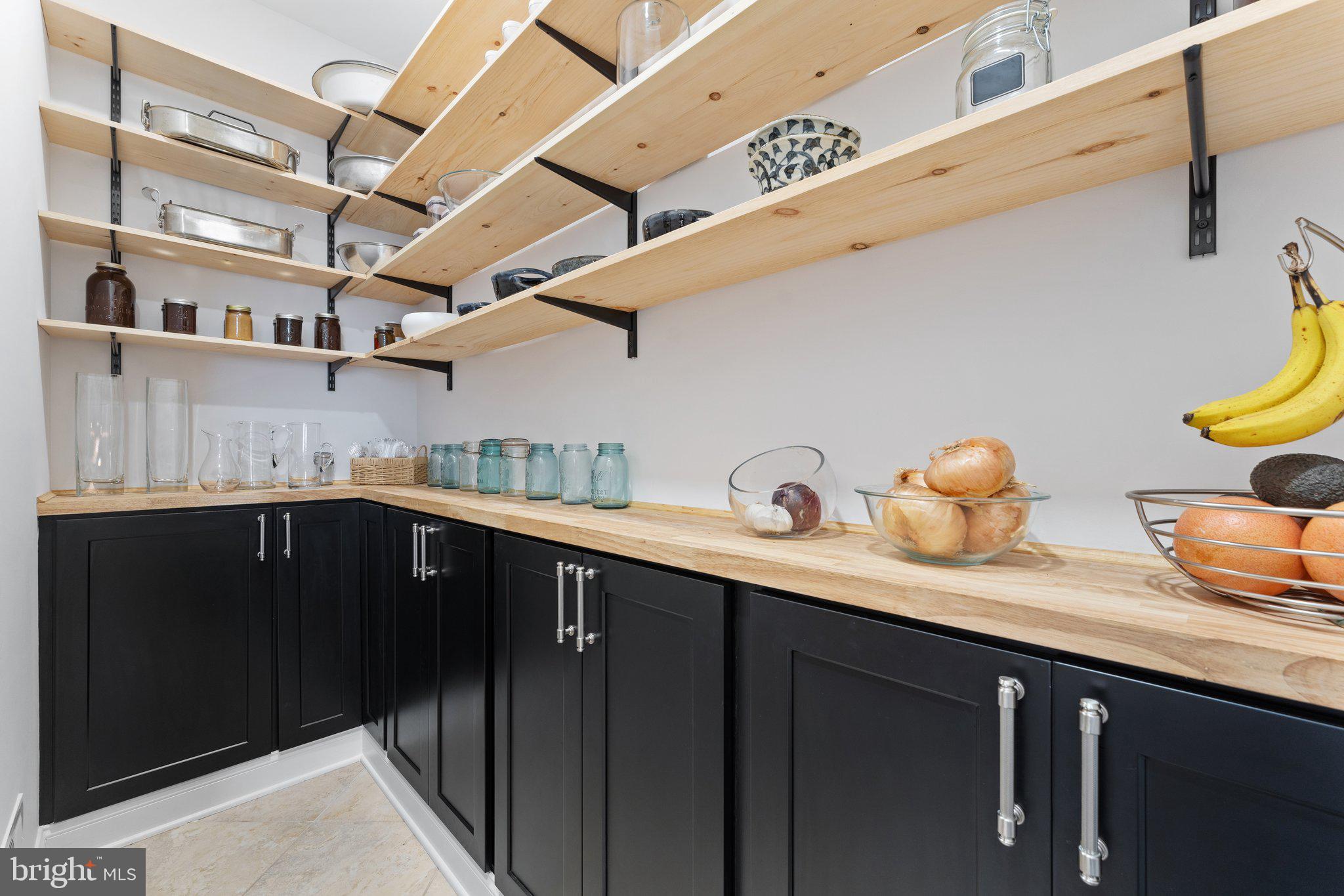 22077 Oatlands Road Aldie, VA 20105 - Photo 16 of 49 New walk-in pantry