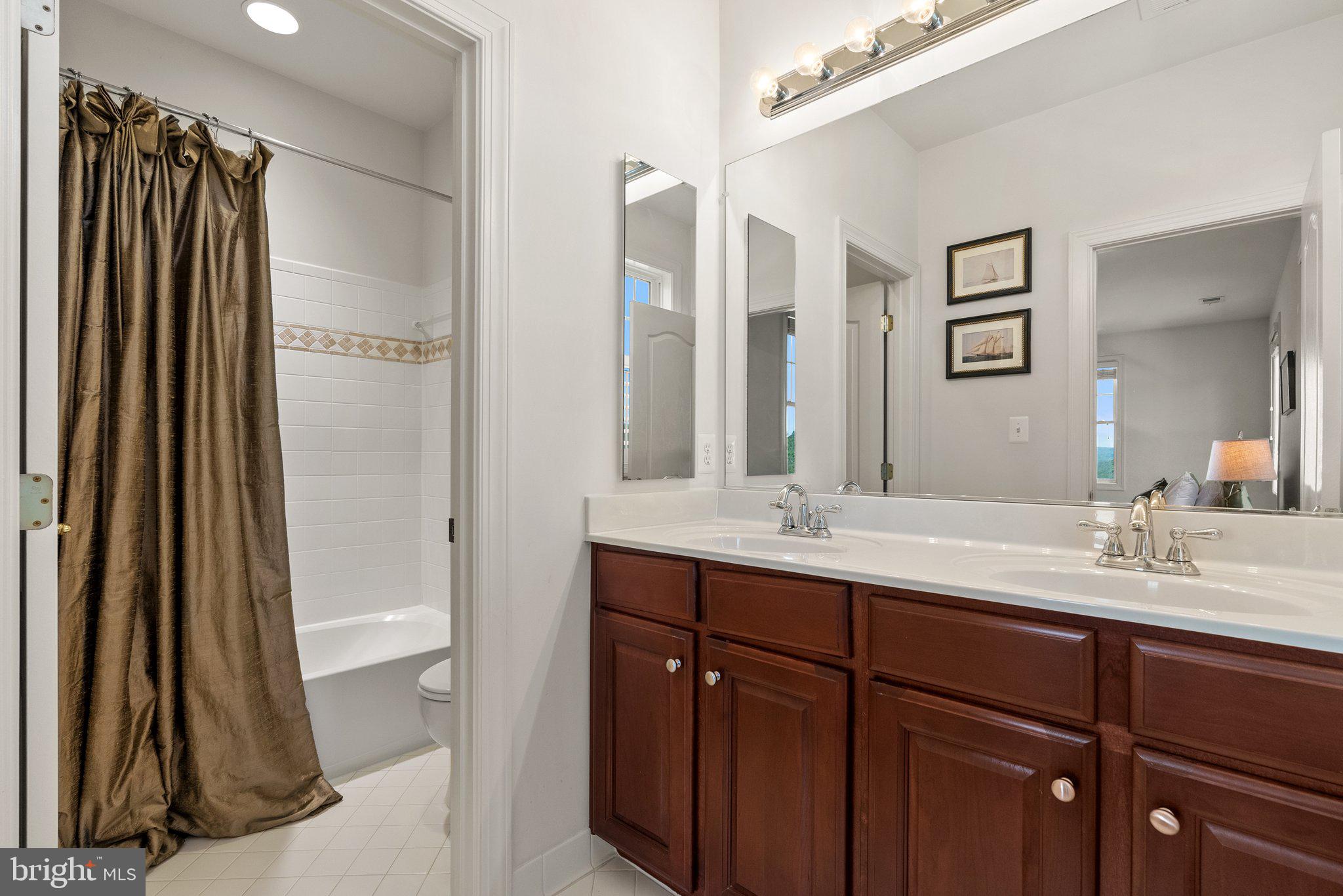 22077 Oatlands Road Aldie, VA 20105 - Photo 27 of 49 Large Guest Bathroom