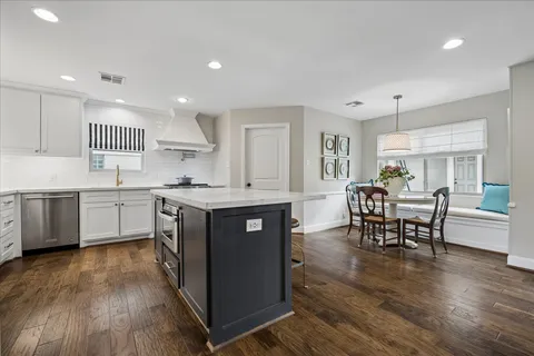 $980,000 | 722 West Forest Drive, Houston, TX 77079