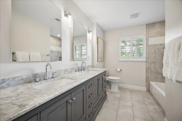 $980,000 | 722 West Forest Drive, Houston, TX 77079