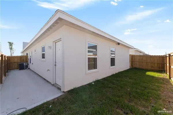 a view of a house with backyard