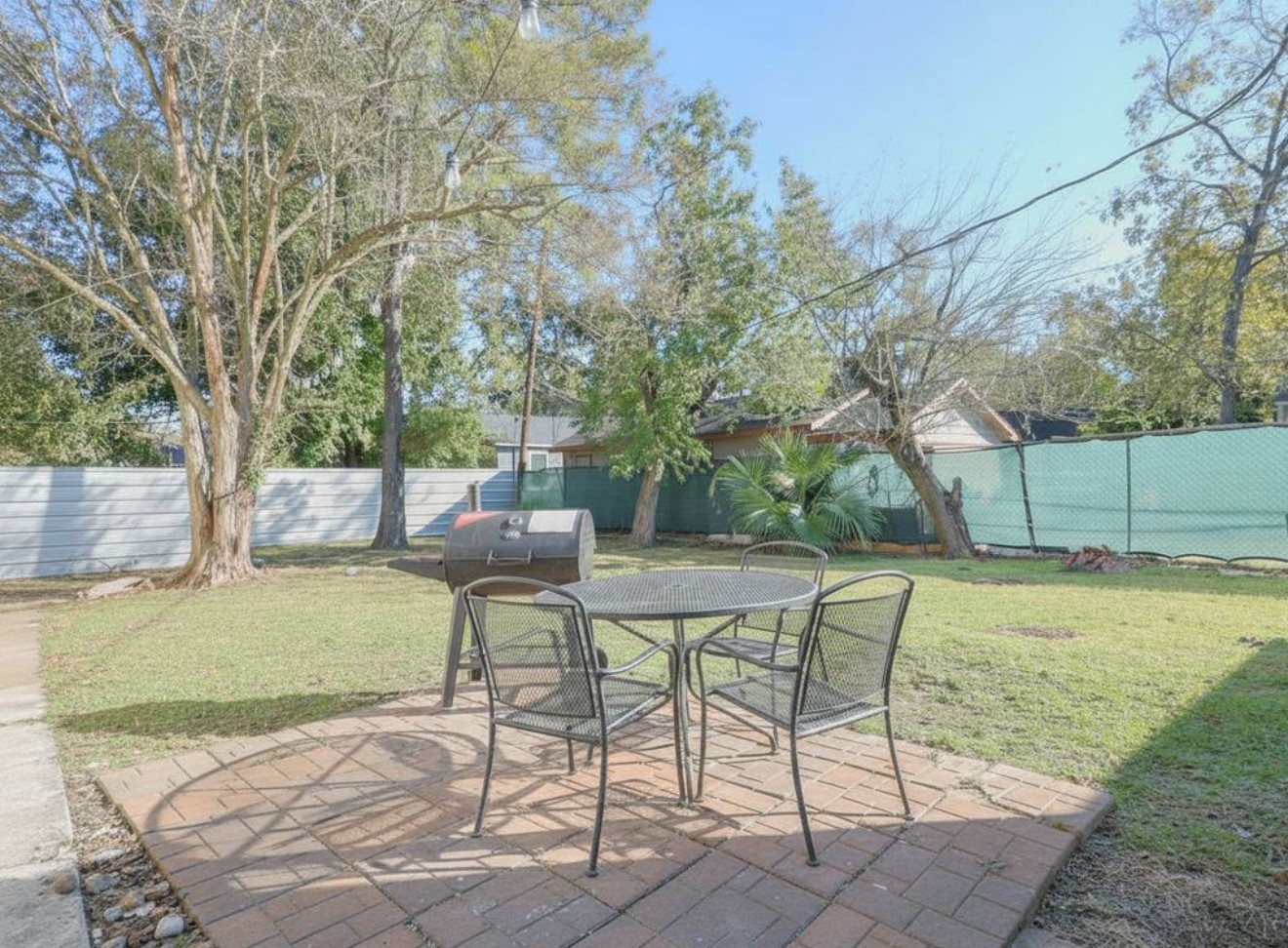 831 Rouse Street Houston, TX 77020 - Photo 11 of 19 a view of a chairs and table in the backyard