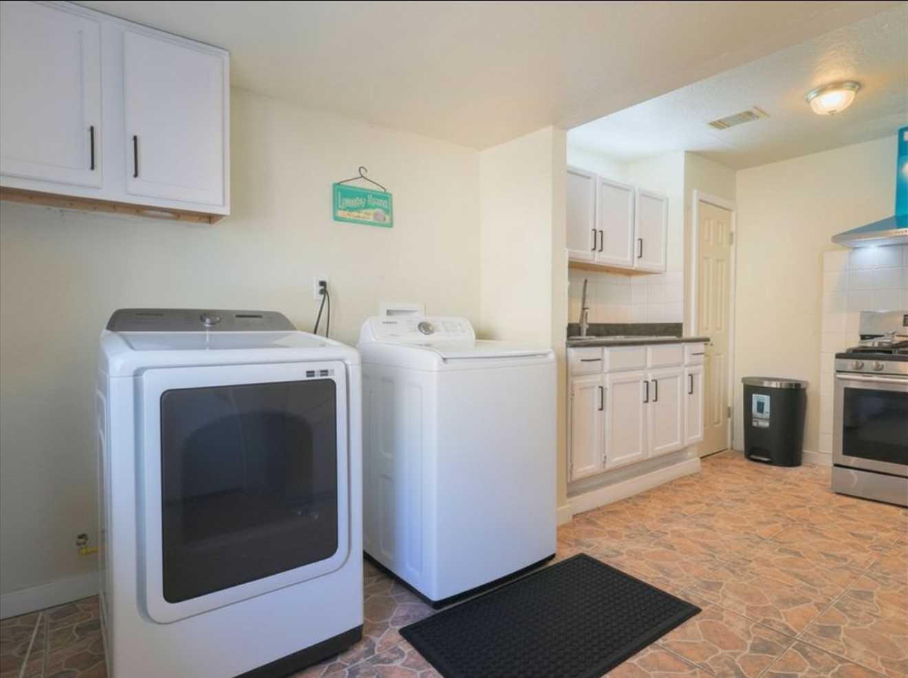 831 Rouse Street Houston, TX 77020 - Photo 12 of 19 a utility room with sink dryer and washer