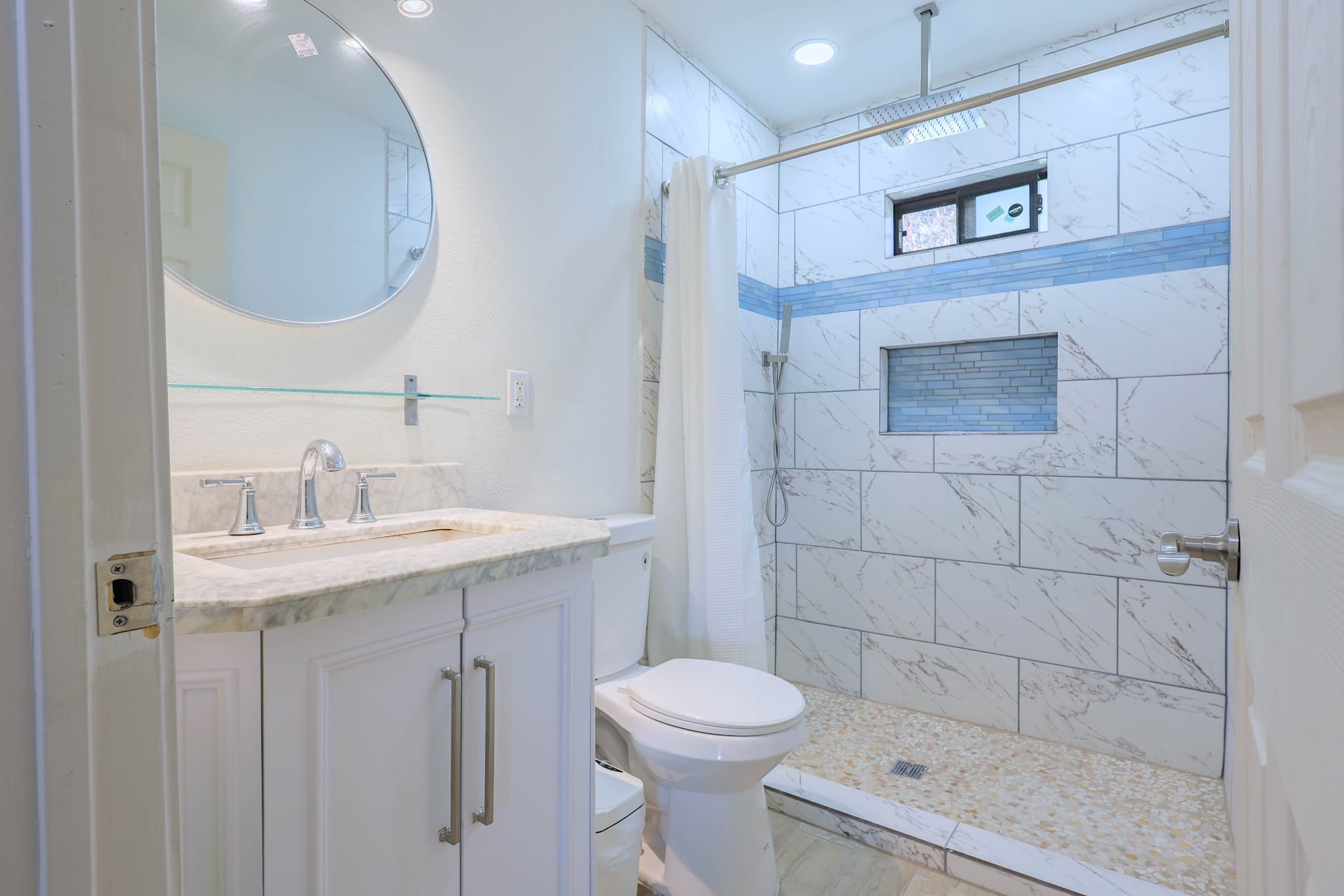 831 Rouse Street Houston, TX 77020 - Photo 13 of 19 a bathroom with a sink a toilet and shower