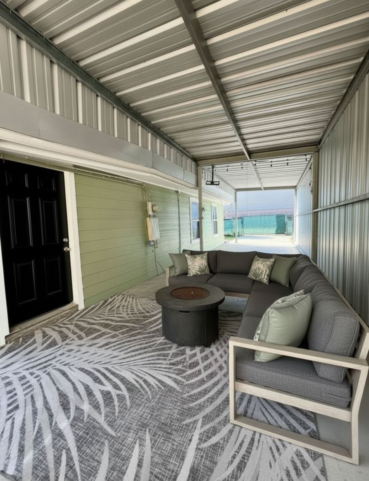 831 Rouse Street Houston, TX 77020 - Photo 18 of 19 a living room with furniture and a ceiling fan