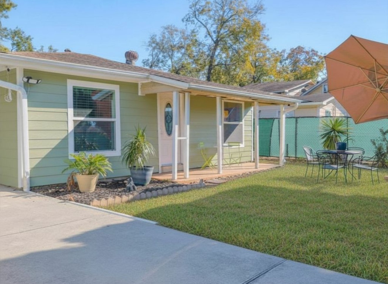 831 Rouse Street Houston, TX 77020 - Photo 2 of 19 a front view of house with a garden and patio