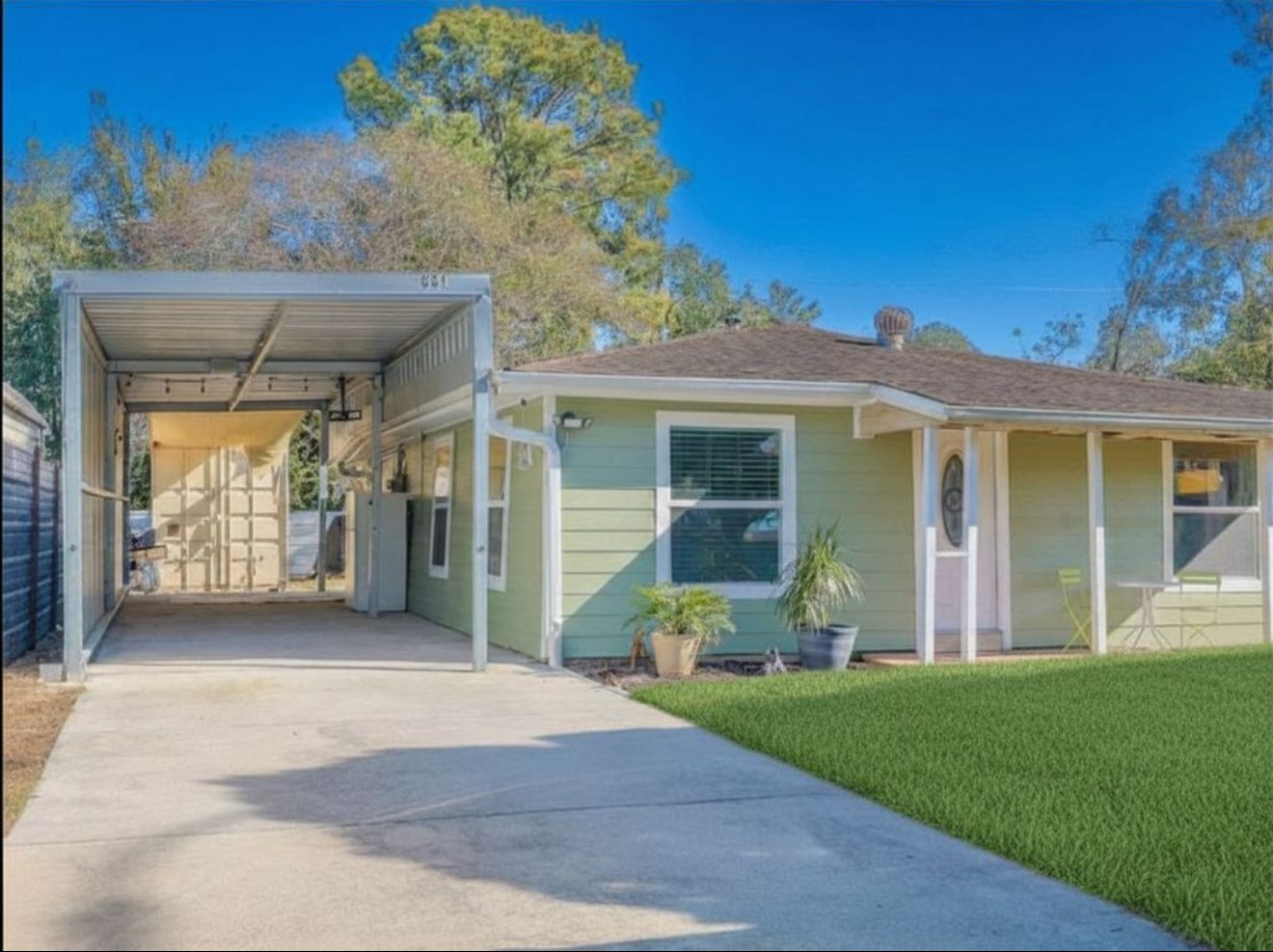 831 Rouse Street Houston, TX 77020 - Photo 3 of 19 front view of a house with a yard