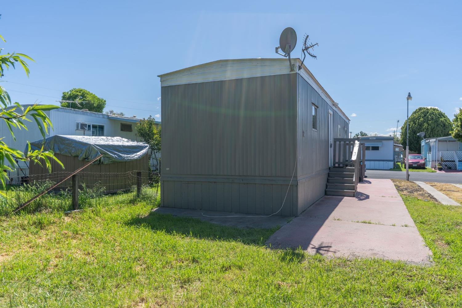 5835 Cherokee Road, Unit 7 Stockton, CA 95215 - Photo 16 of 16 a backyard of a house with lots of green space