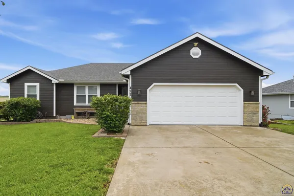$399,999 | 422 Prairie Bend Court, Meriden, KS 66512