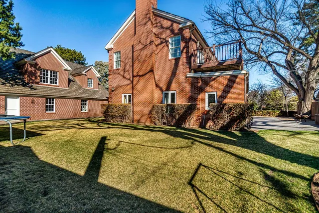 a view of a house with backyard and sitting area