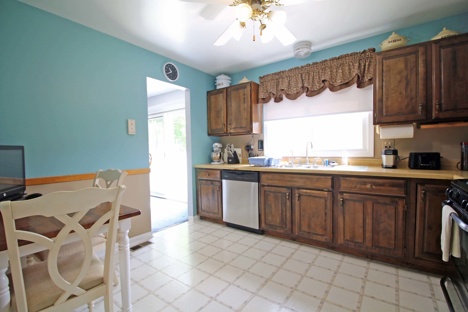 973 Stuart Drive Bartlett, IL 60103 - Photo 5 of 21