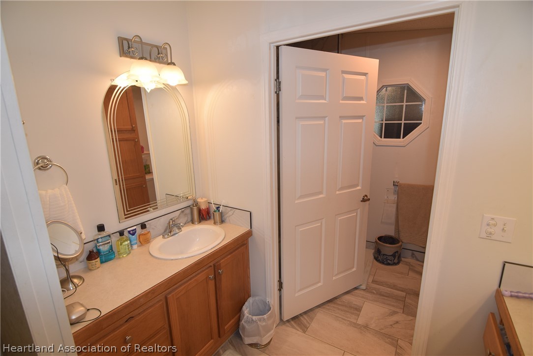 3124 White Oak Road Lorida, FL 33857 - Photo 16 of 34 a bathroom with a sink a toilet and shower