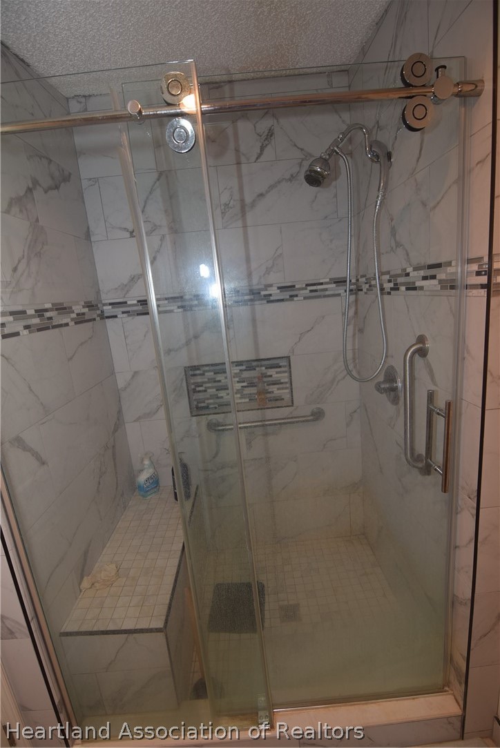 3124 White Oak Road Lorida, FL 33857 - Photo 17 of 34 a bathroom with a shower