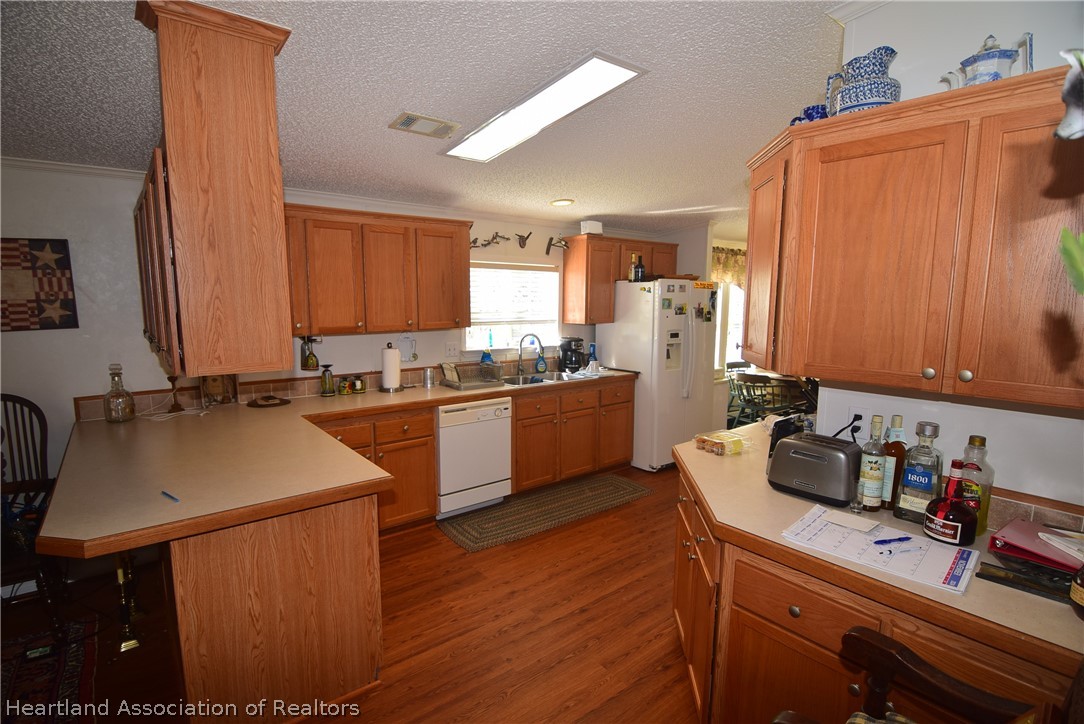 3124 White Oak Road Lorida, FL 33857 - Photo 28 of 34 a kitchen with a sink appliances and cabinets